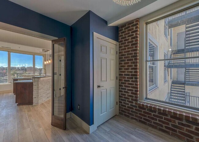 Building Photo - Fabulous ENTIRE 5th Floor DOWNTOWN 4/3.5 L...