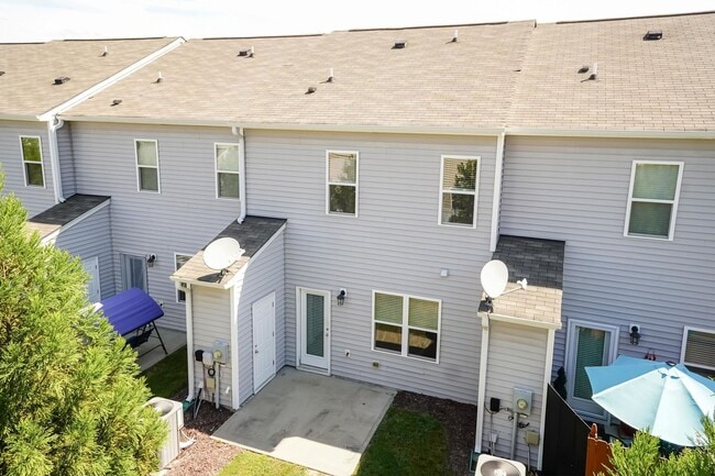 Building Photo - Three Bedroom Home!
