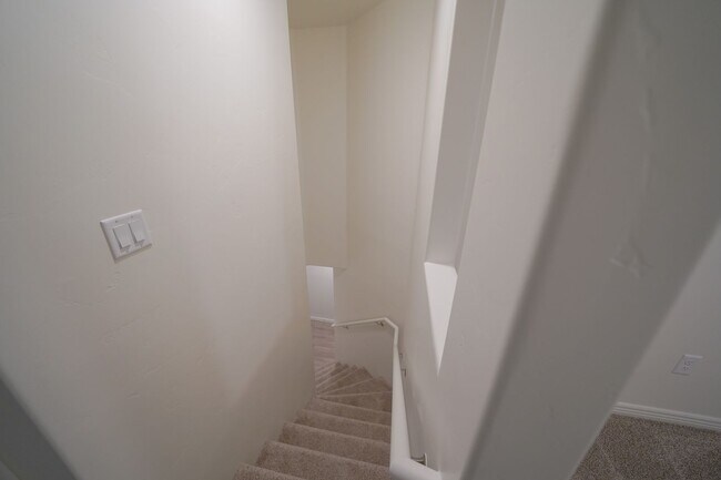 Building Photo - Remodeled 3 Bed / 2.5 Bath Townhome in Great Location