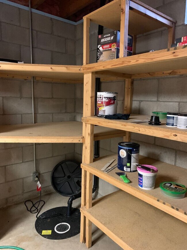 Building Photo - Executive 3 Bedroom Home