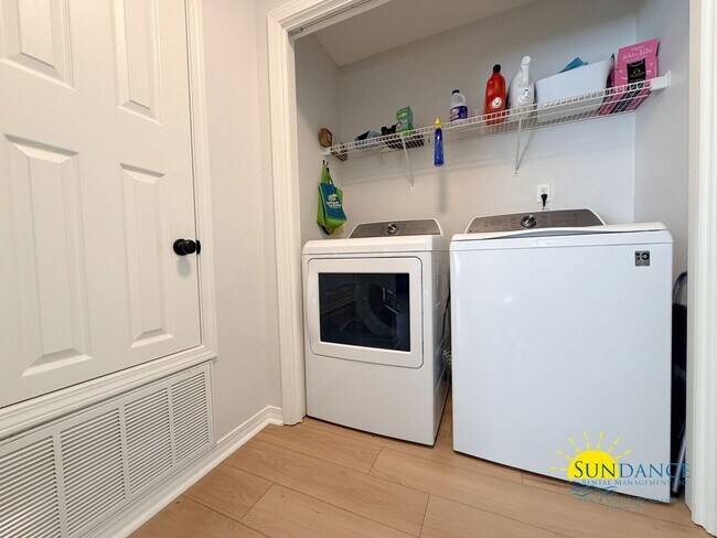 Building Photo - Stunning 3 Bedroom Home in Gulf Breeze with stand out accents!