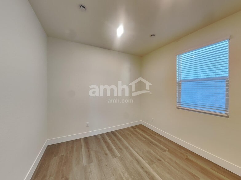 Building Photo - 8935 Dwarf Chin Ave