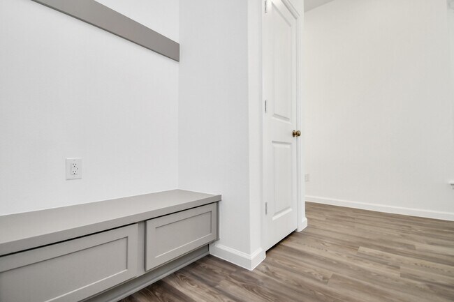 Building Photo - 5535 Holly Hvn Ct