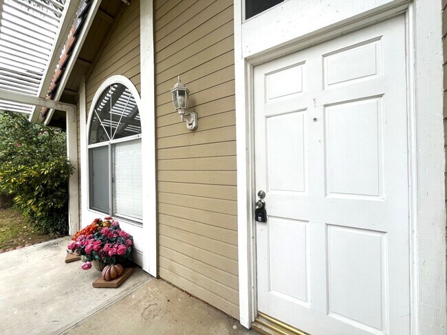 Building Photo - 3 bed, 2.5 bath located in Corona, CA!