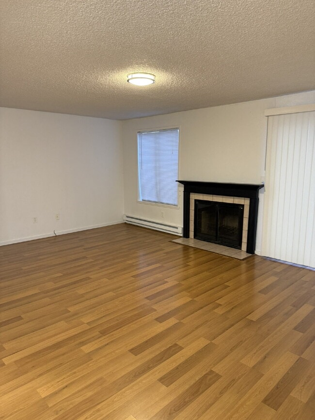 Building Photo - "Spacious 2-Bedroom with 1.5 Baths in the Heart of Kent – 1072 Sq Ft of Comfort!"