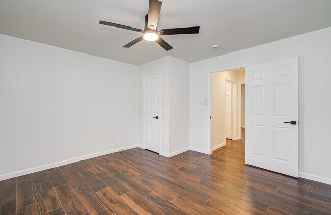 Building Photo - 6930 S Oak Bend Dr