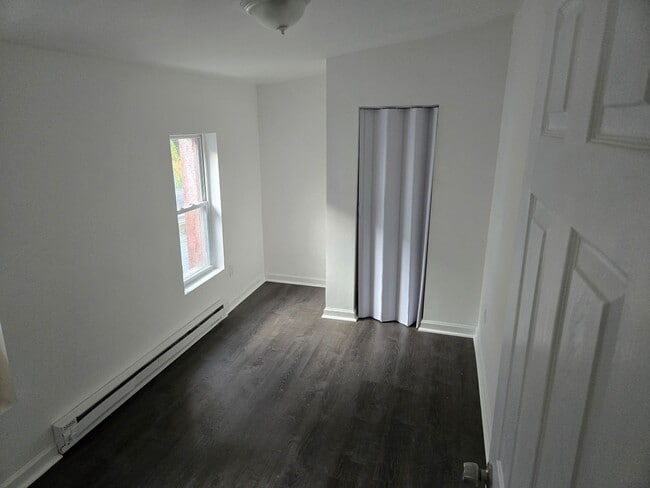 Building Photo - 2 Bedroom 1 Bath Townhouse