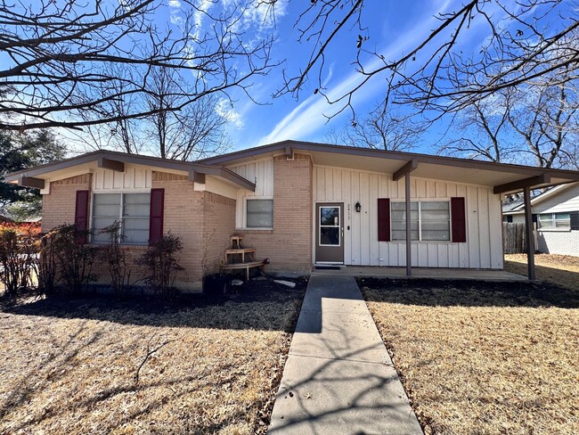 Building Photo - Fantastic 3/2 Close to Brownwood High School