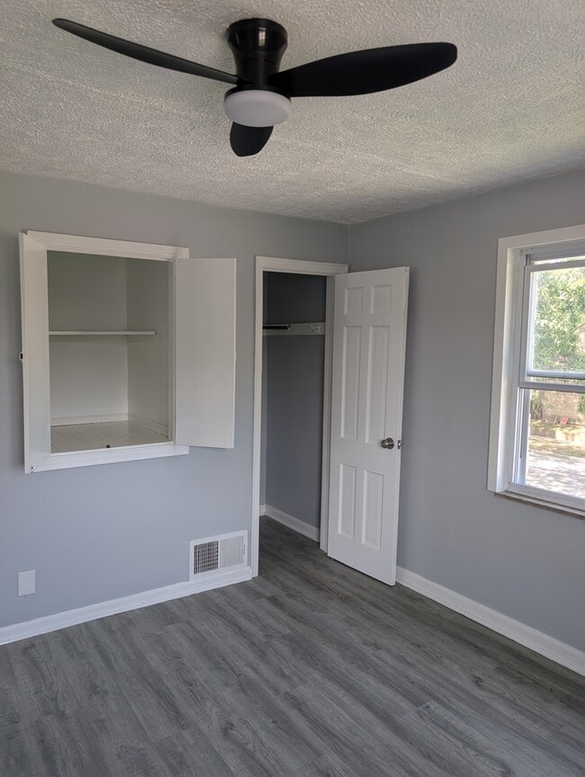 Building Photo - Spacious 5BR 2BA SFR w/ In-Unit W/D • Off Street Parking in Euclid