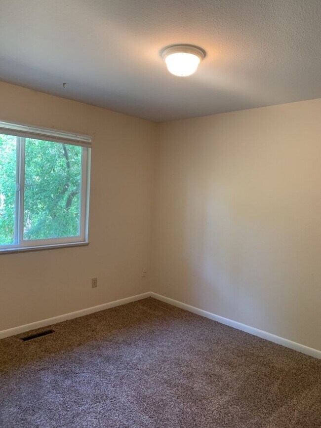 Building Photo - Mid-Town Single Family Home w/ Spacious Fenced Yard