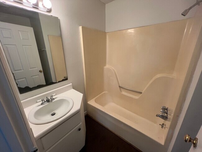 Building Photo - 206 Woodburn Club Ln