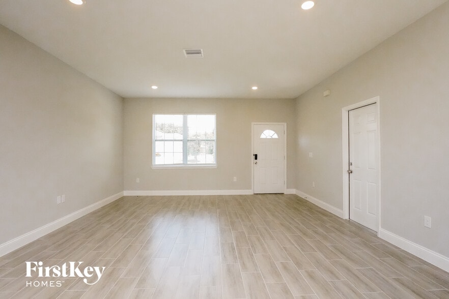 Building Photo - 453 Magpie Ct