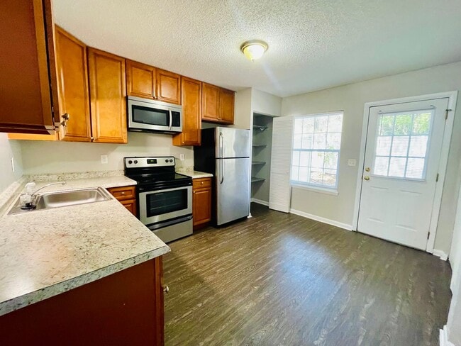 Building Photo - 2bd/1.5ba townhome super close to CCU/CMC/...