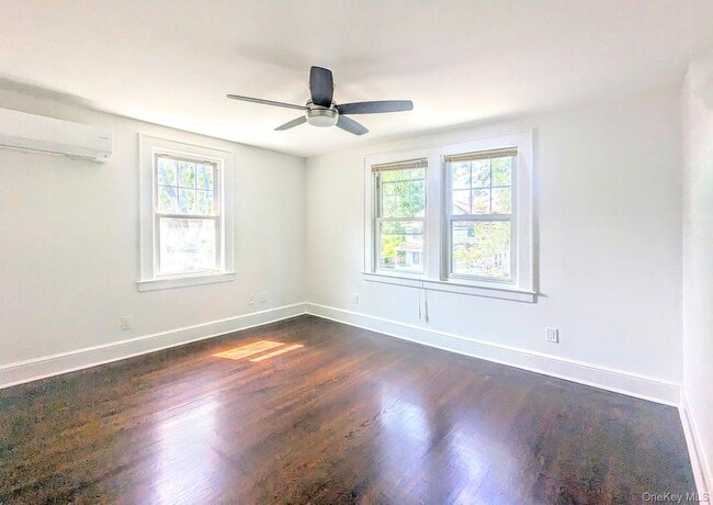 Building Photo - 344 Roslyn Ave