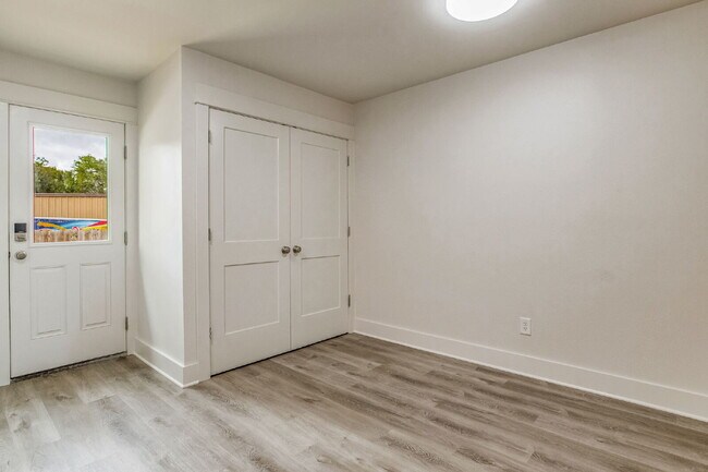 Building Photo - Welcome home to this beautifully updated 2-bedroom, 1-bath unit in a well-maintained triplex!