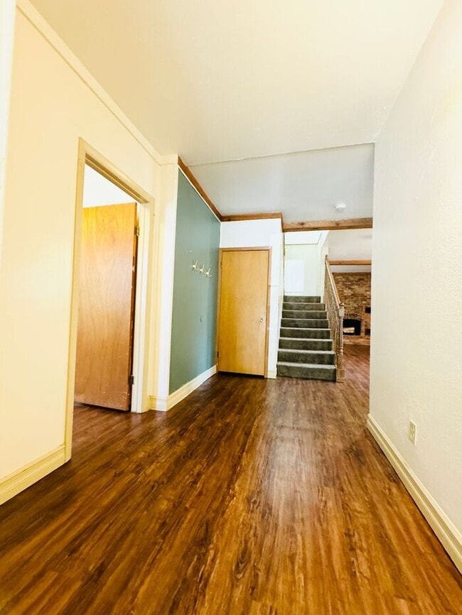 Building Photo - Beautiful 3 Bed 1.5 Bath Townhome in a Ren...
