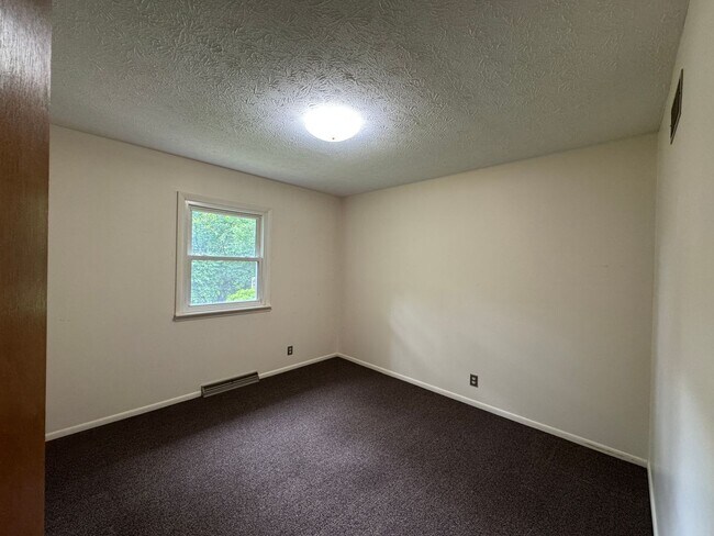 Building Photo - 3025 Greenbrier Ave