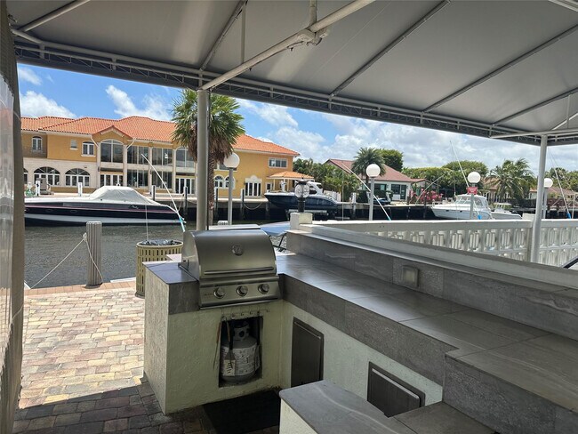 Building Photo - 2900 NE 30th St