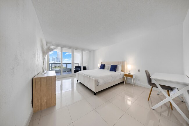 Building Photo - 1717 N Bayshore Dr