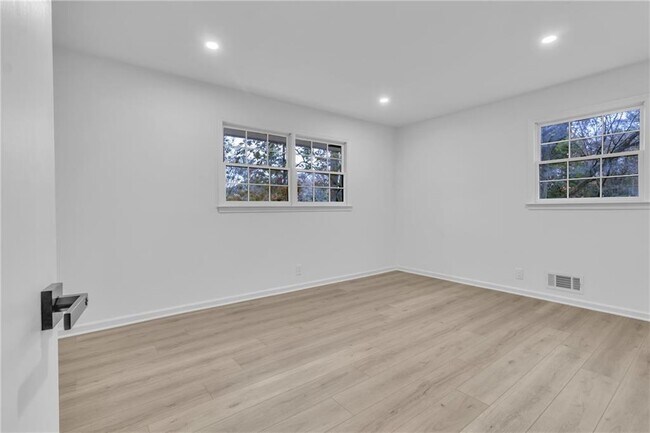 Building Photo - 3296 Columbia Woods Dr