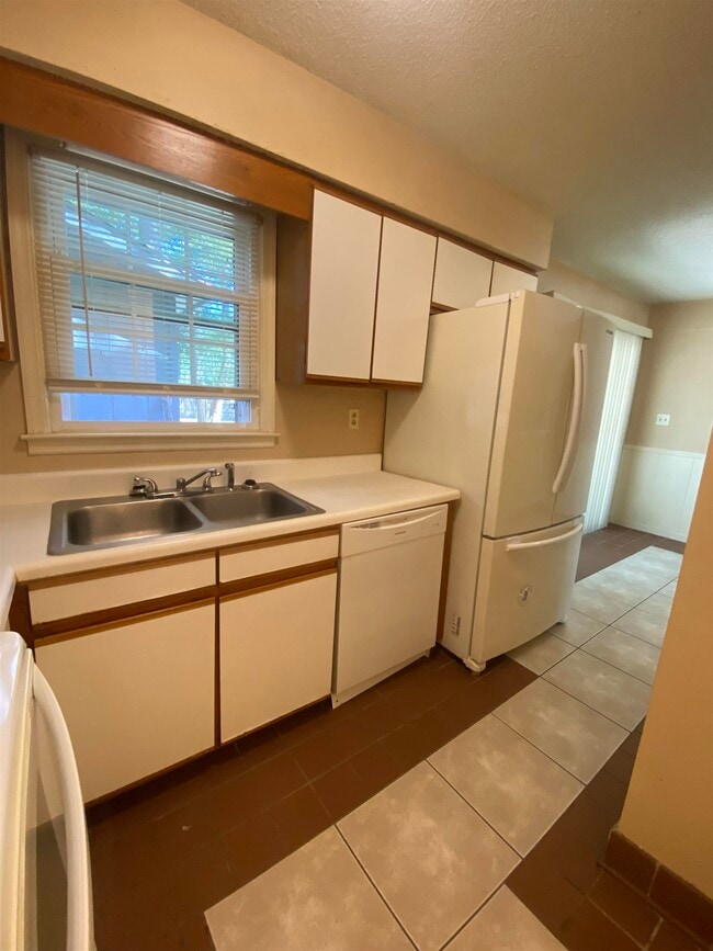 Building Photo - 4405 Lakeside Dr