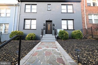 Building Photo - 1230 Penn St NE