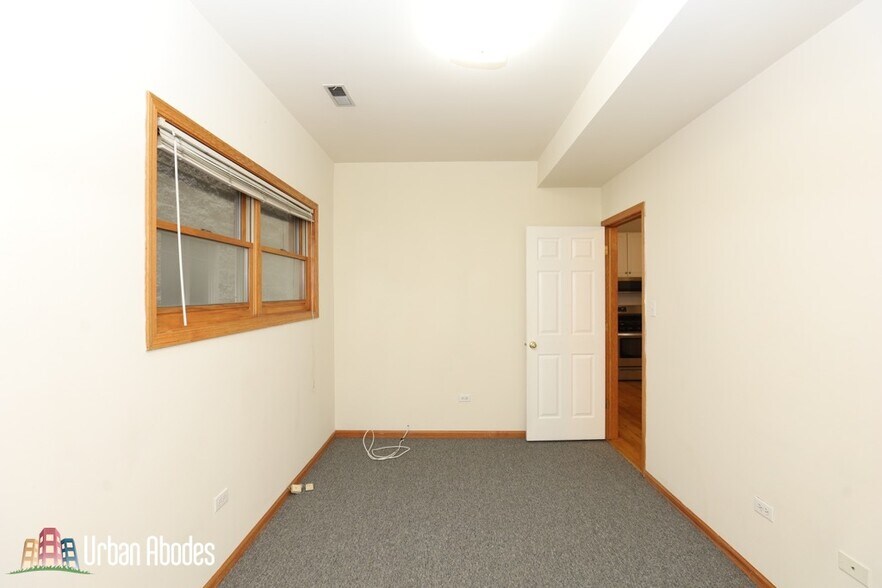 Building Photo - 920 N Paulina St