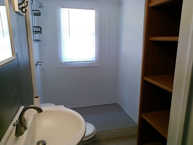 Building Photo - 1 Bedroom Newly Renovated Apartment Move-In Ready
