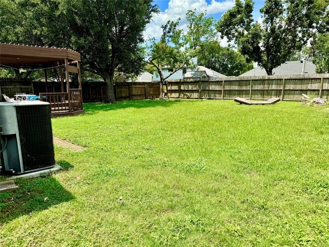 Building Photo - 17410 Saxon Dr