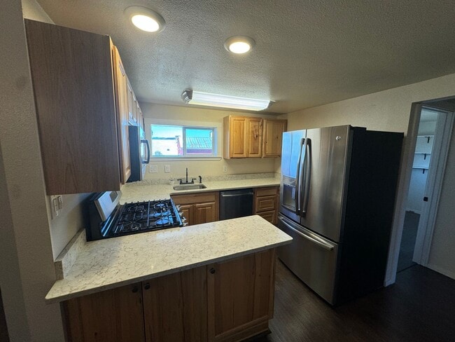 Building Photo - Roseburg 2 bedroom, 1 bath house with garage