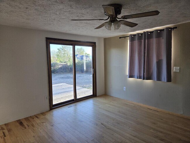 Building Photo - 921 Pasque Dr