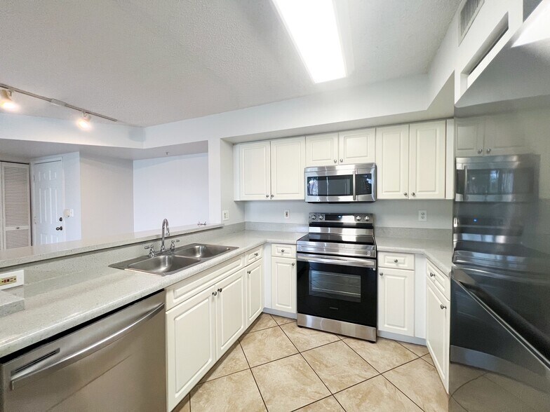 Building Photo - 1265 Wildwood Lakes Blvd