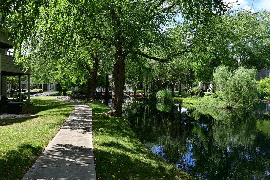 Building Photo - 2553 Stockbridge Dr