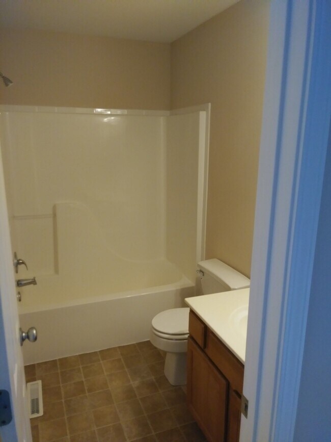 Building Photo - Coming Soon – Spacious Northland Single-Family Home!
