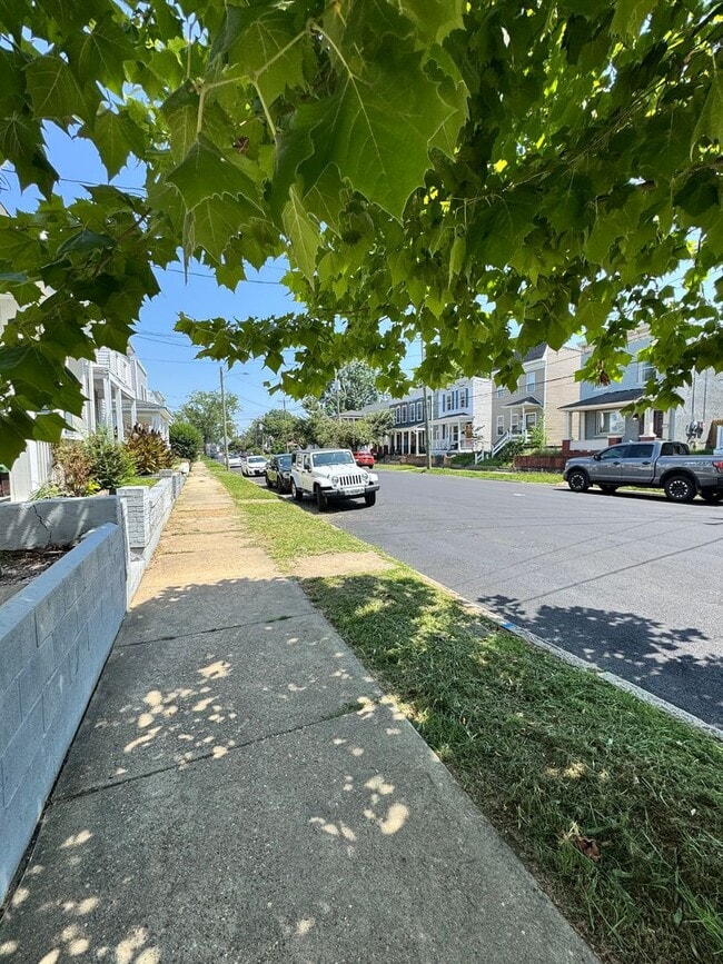 Building Photo - Roomy 3 bed 2 bath in Church Hill, yard, porch, laundry, all electric, central hvac!