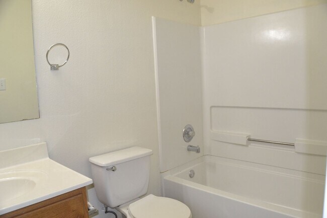 Building Photo - Beautiful 4 bedroom 3 bath 2 car garage ho...