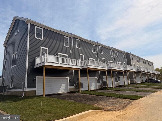 Building Photo - 613 Mapleton Ave