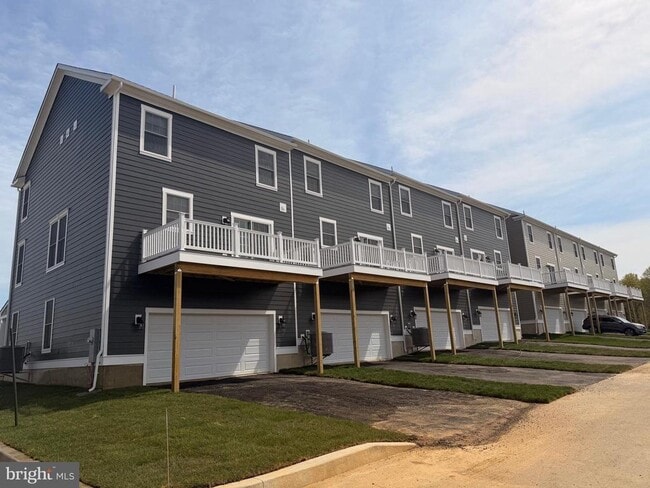 Building Photo - 838 Mapleton Ave