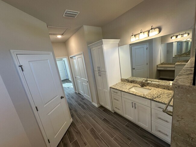 Building Photo - NW Cape Coral Home 4 Bedroom/ 2 Bath/ 3 Ca...