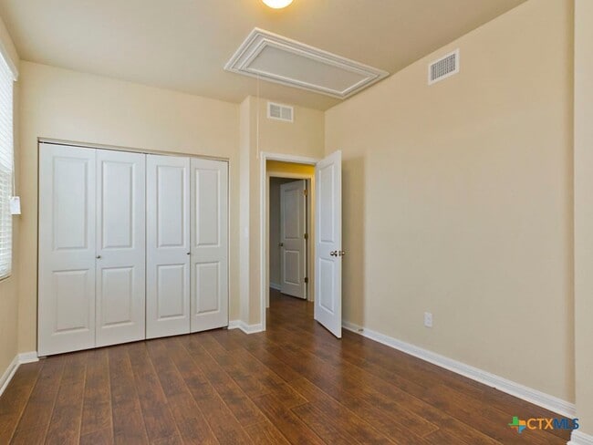 Building Photo - 335 Rachel St