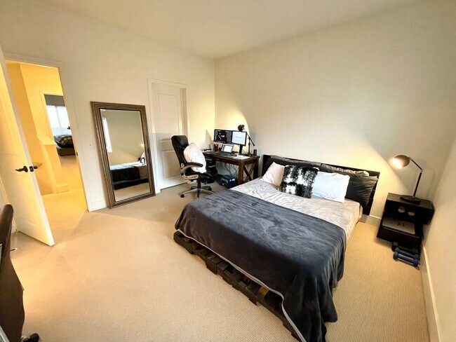 Building Photo - Modern and Chic 2 bed 2.5 bath in Newport Beach!!!