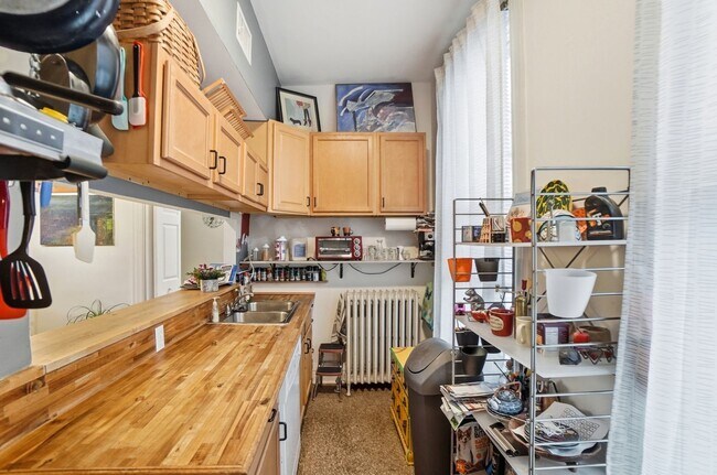 Building Photo - 1220 Louden St