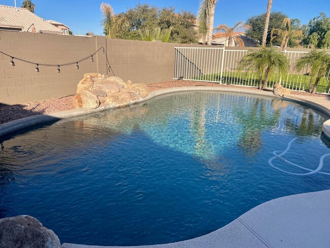 Building Photo - 2422 E Remington Pl