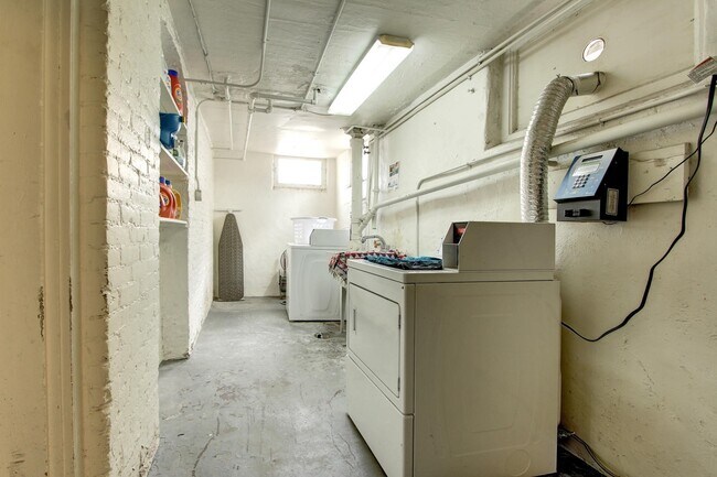 Building Photo - Spacious 1 Bed 1 Bath Denver Apartment in Capitol Hill! Available NOW!