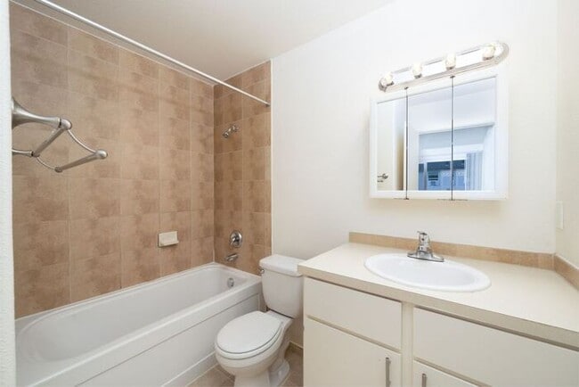 Building Photo - 1 bedroom available now!! Mid town!
