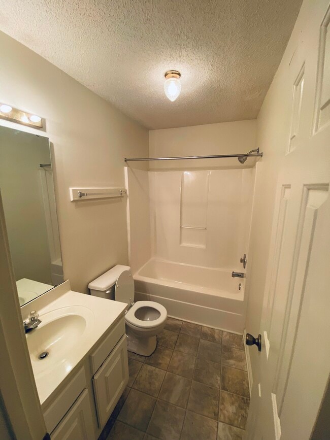 Building Photo - 2810 Mulberry Ln