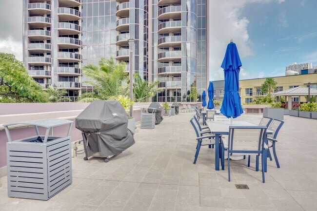Building Photo - Luxurious 2 bed/2bath/2 parking Fully Furnished in One Waterfront Towers