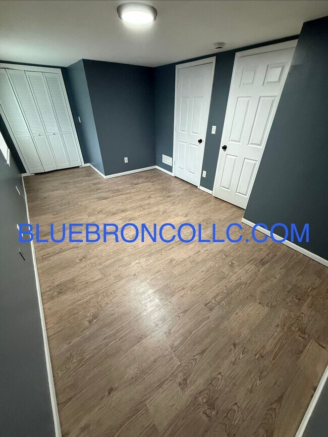 Building Photo - Beautiful unit with three bathrooms close to downtown Lee's Summit