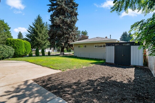 Building Photo - 3104 E 35th Ave