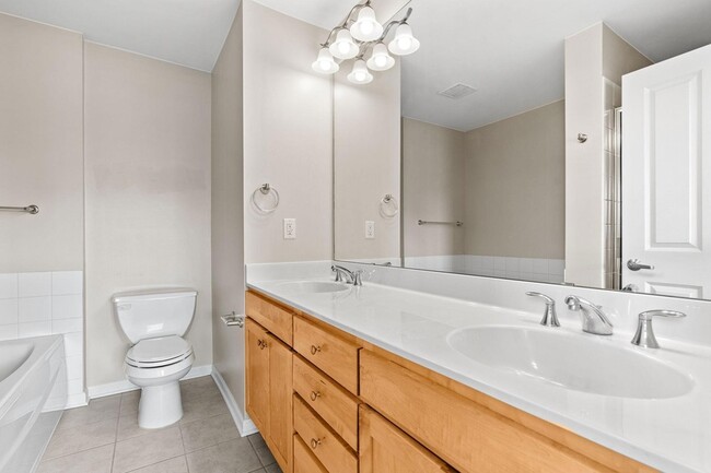 Building Photo - 731 Mercer St